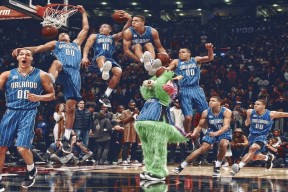 “短柄墙球：高新区全民健身馆上演反转剧，战术和快速反应成比赛关键”