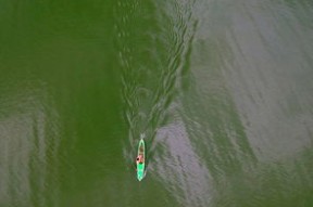 “快艇冲浪激战东三叉湖，速度与激情并存”