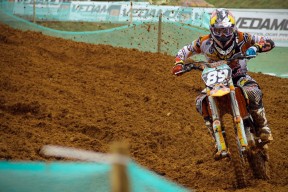 自由泳划频节奏平稳，比赛控制力佳，自由泳划水路线有3种