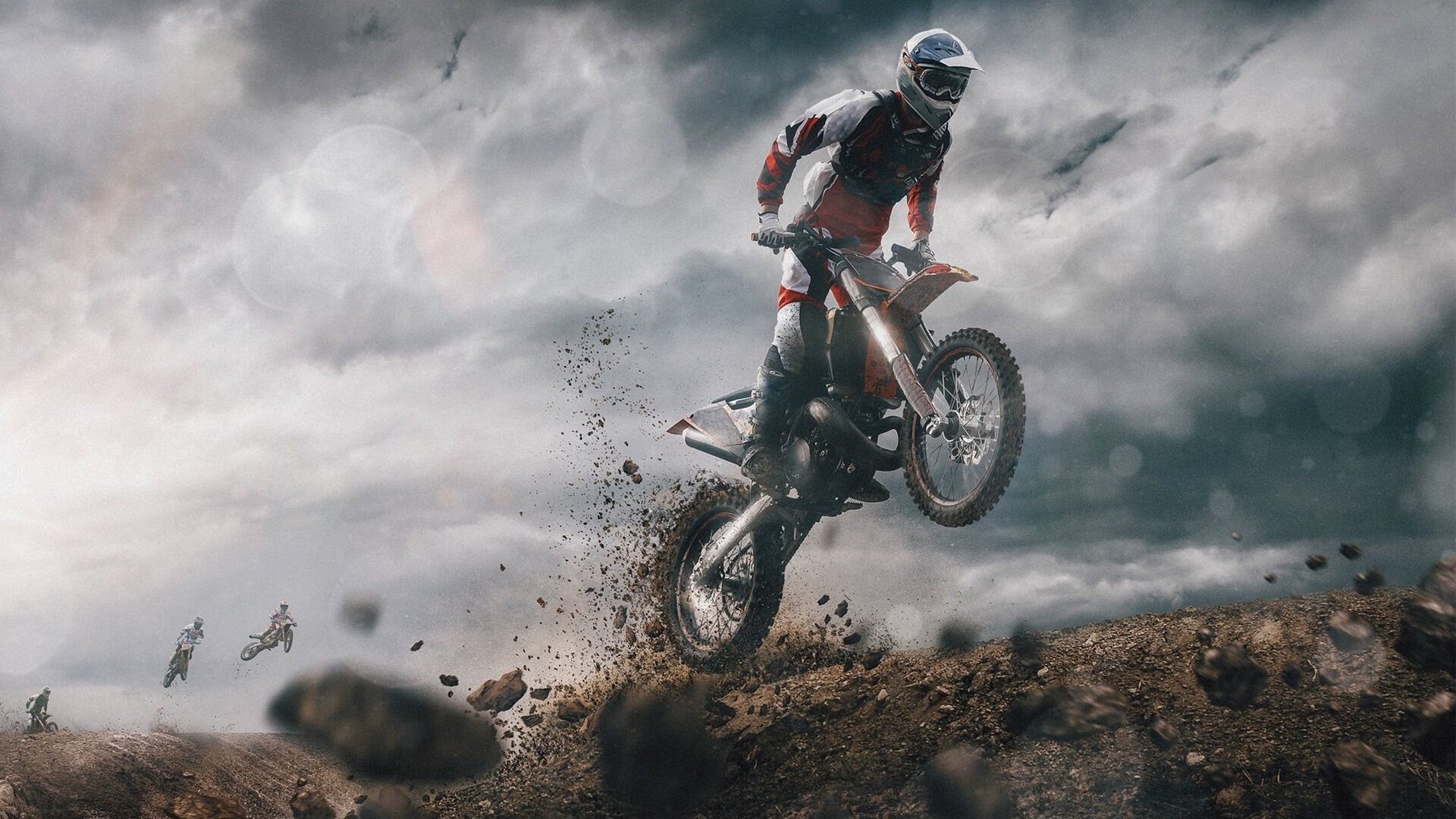 自由泳划频节奏平稳，比赛控制力佳，自由泳划水路线有3种